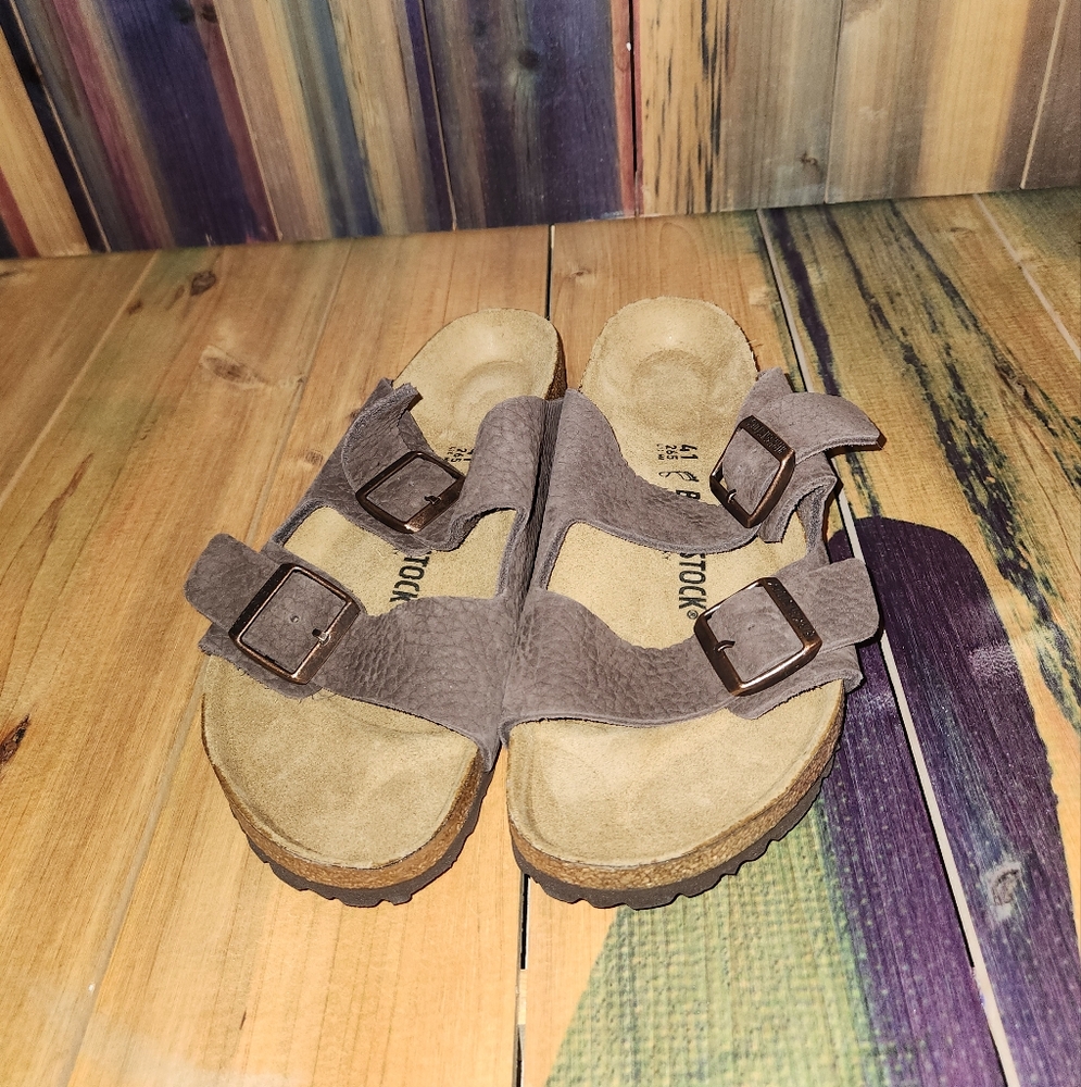 Textured Birkenstock SzL10 M8 Sandals